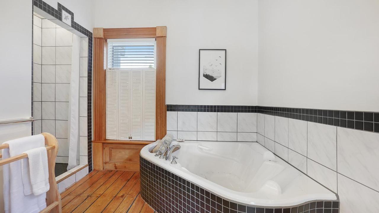 Sail Inn B&B Lunenburg Extérieur photo