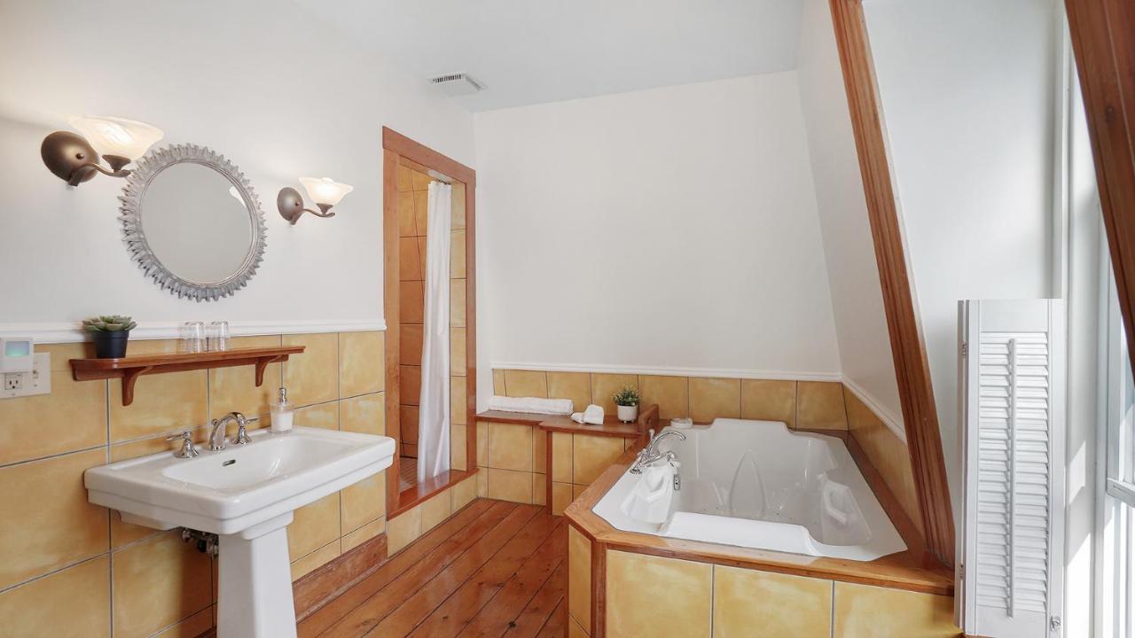 Sail Inn B&B Lunenburg Extérieur photo