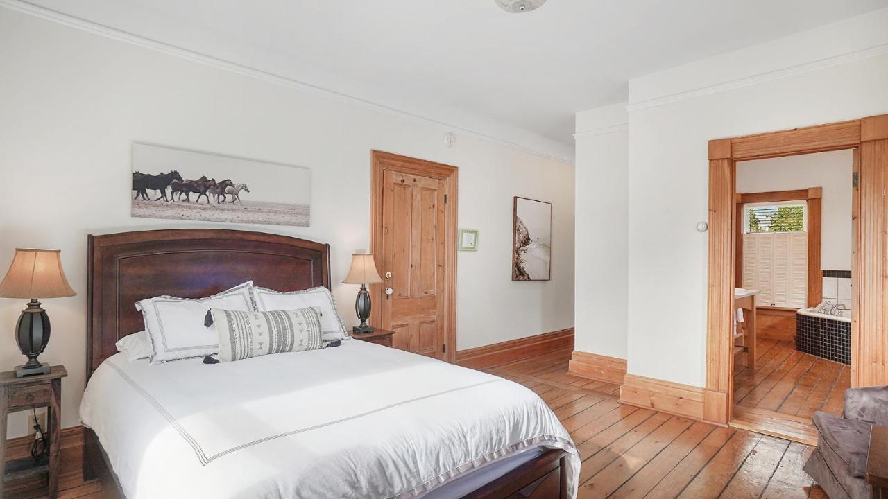 Sail Inn B&B Lunenburg Extérieur photo